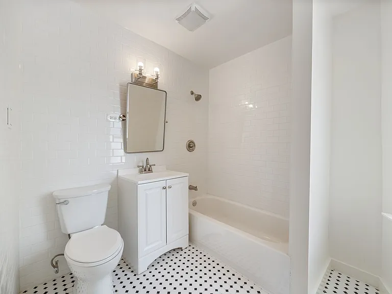 1000 Foster St #1 — Photo 3
