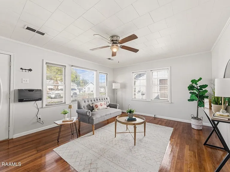 127 Woodrow St — Photo 2