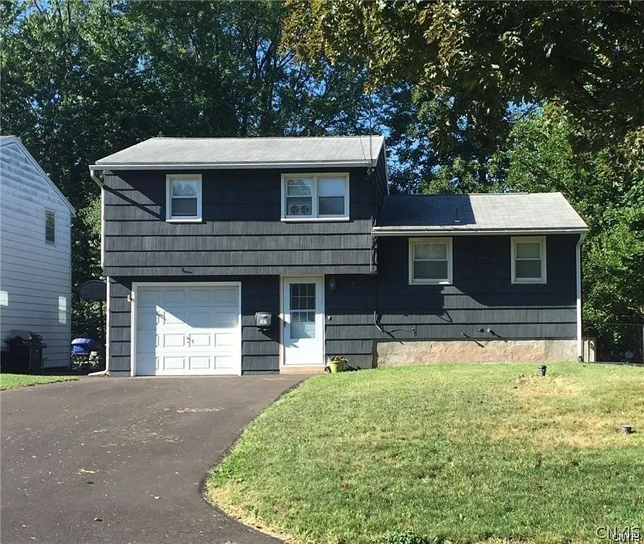 3 bed, 1.0 bath, 1137 sqft, $2,200 — Photo 1