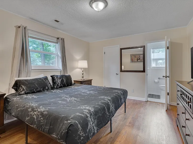 201 Parthenia Dr — Photo 2
