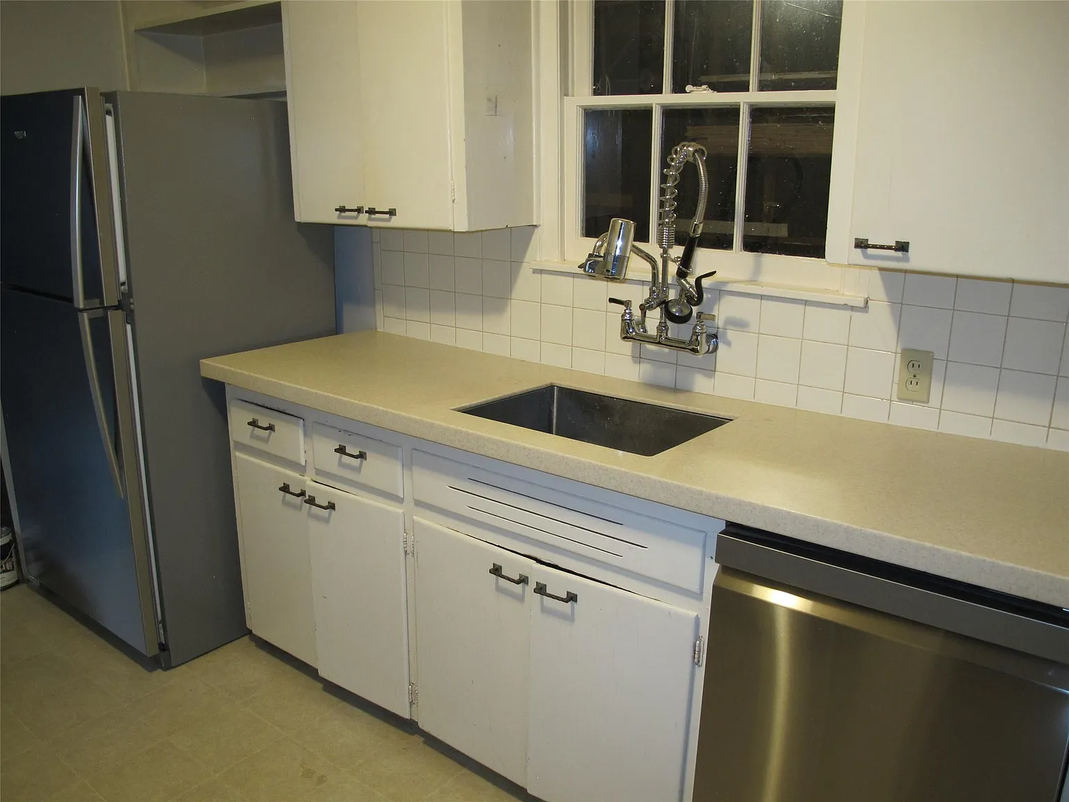 3 bed, 1.0 bath, 1120 sqft, $2,900 — Photo 3