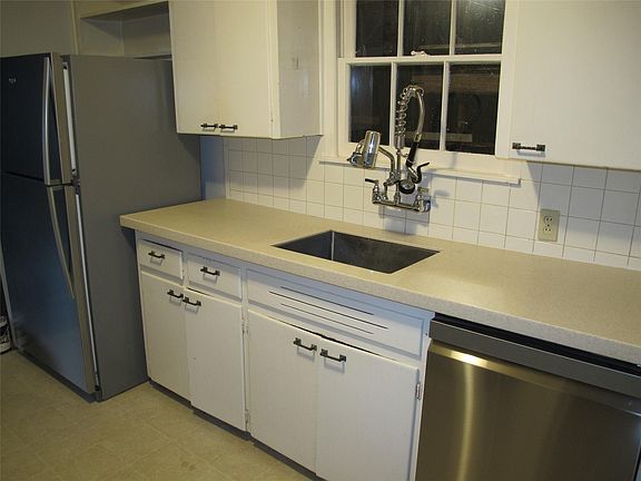 3rd image of 7 Scott Cres