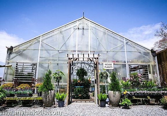 377 State Road, West Tisbury MA 02575