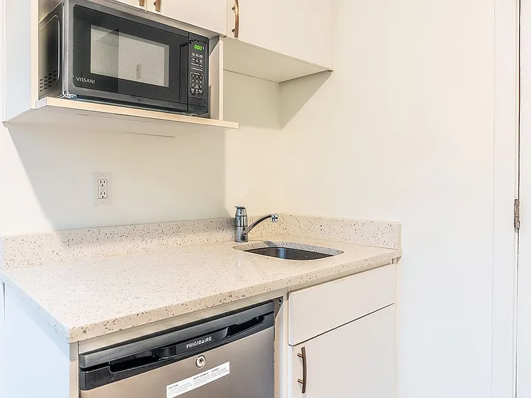 Modern Efficient Apartments in Prime Capitol Hill Location — Photo 9