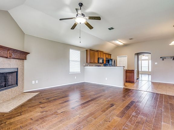 5th image of 1301 Red River Dr