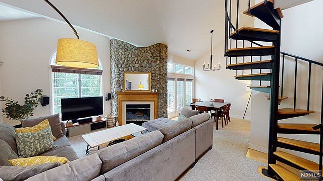 1st image of 193 Surrey Ct #193