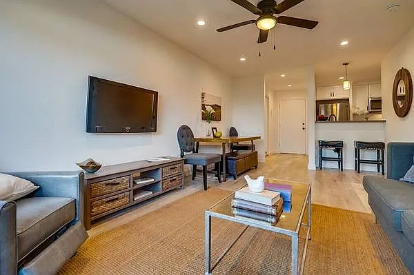 1722 N Avalon Blvd — Photo 5