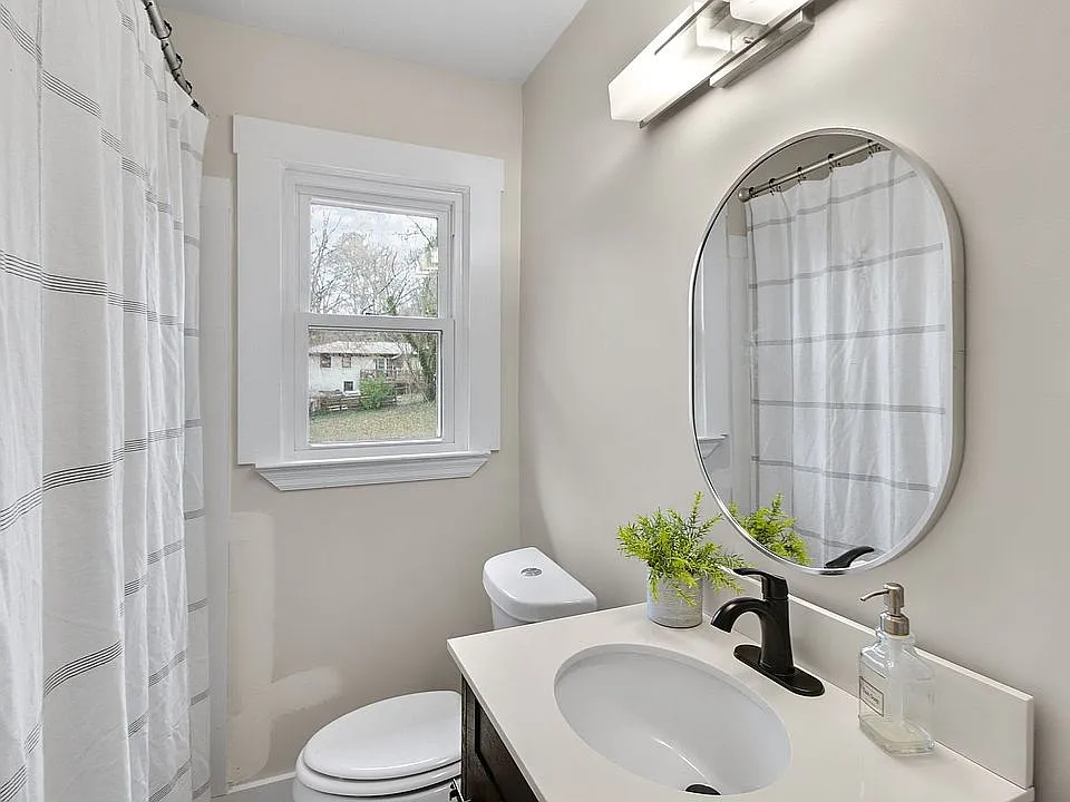 3 bed, 840 sqft, $1,800 — Photo 3