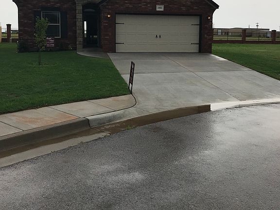 3rd image of 1005 Golden Leaf Dr