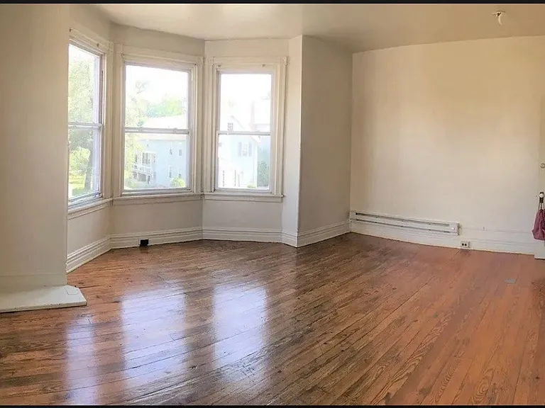 Student Housing 5 bedroom House Available Now & 2026-2027 School Year! — Photo 13