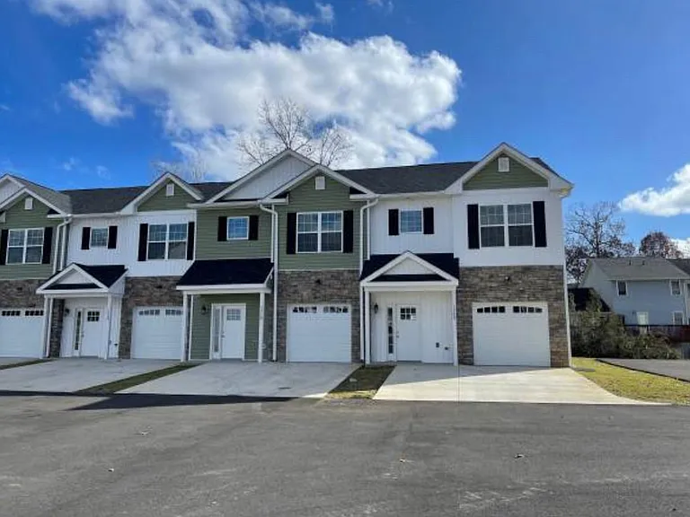 1100 Maid Marian Ln NE — Photo 1