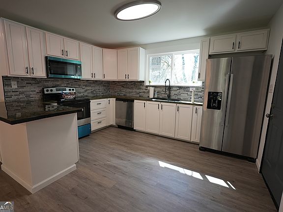 4th image of 412 Maple St