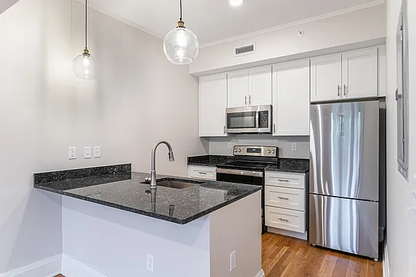 2 bed, 1.0 bath, 702 sqft, $1,900 — Photo 2