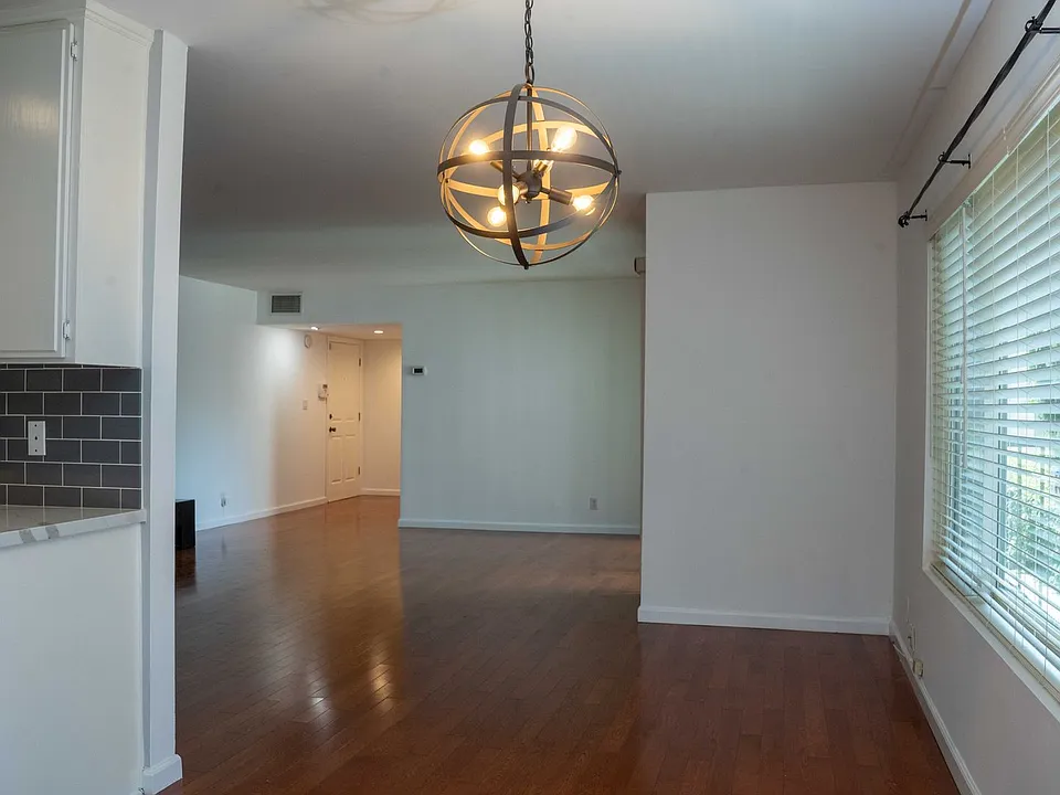 4521 Colbath Ave #103