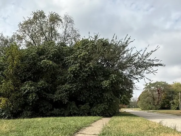 705 Newport Ave, Rockford, IL 61102