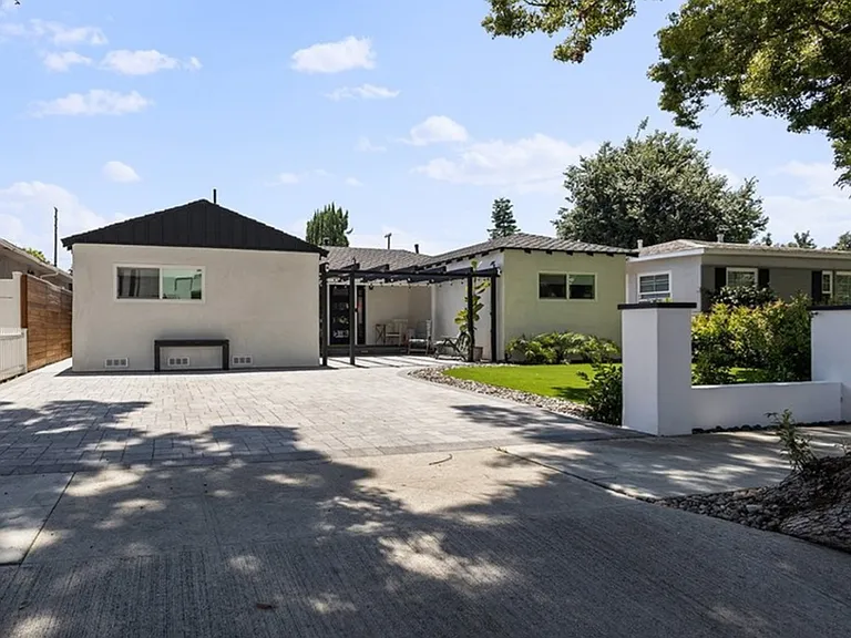 334 W Valencia Ave — Photo 4