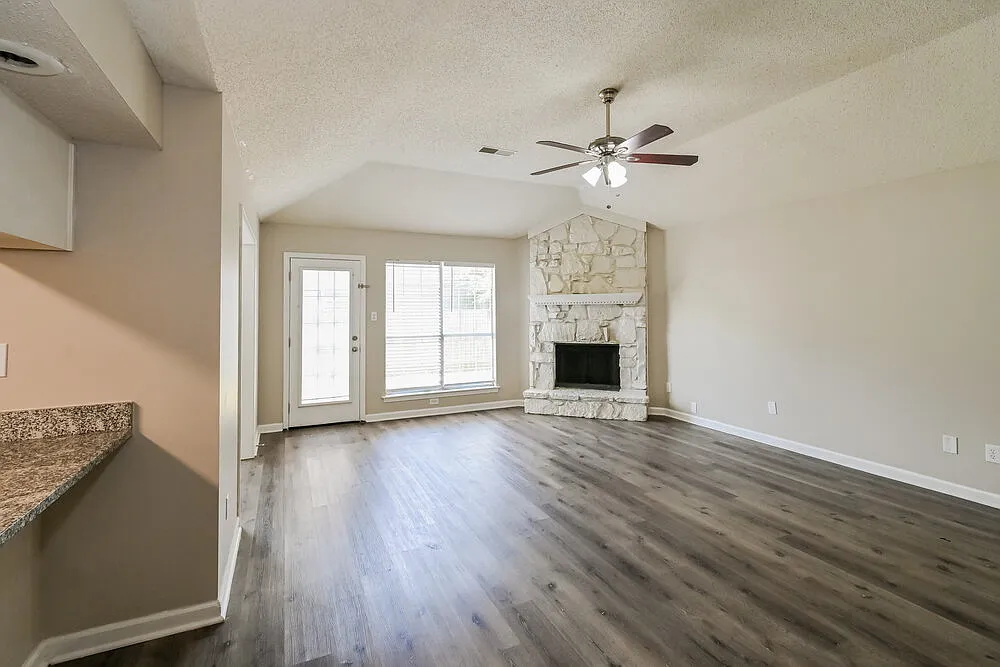 3 bed, 2.0 bath, 1372 sqft, $1,745 — Photo 3