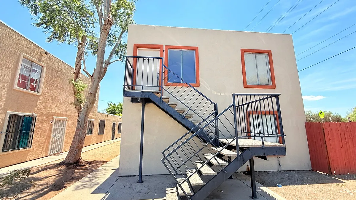 2 bed, 1.0 bath, 739 sqft, $950 — Photo 1