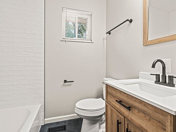 5th image of 1053 Lexington Ave Unit B