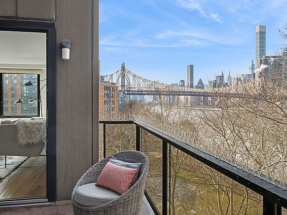 4th image of 531 Main St APT 706