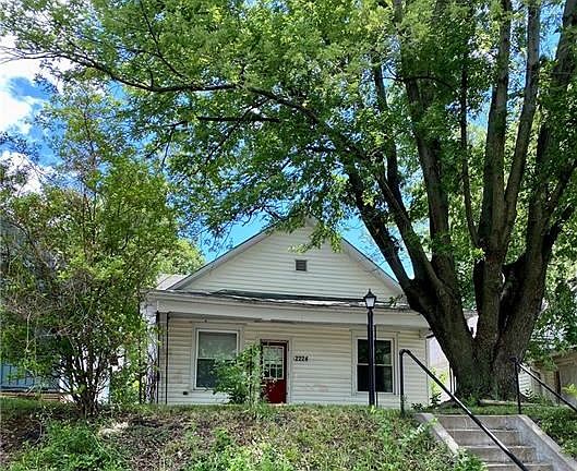 2nd image of 2224 Seneca St