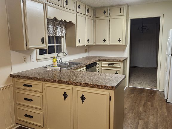 4th image of 2225 Pinehurst Dr