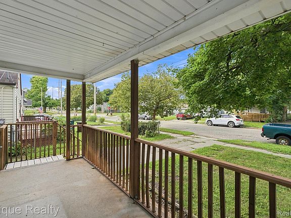 4th image of 816 Comfort St