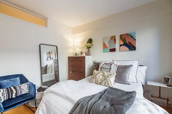 Rented by Luxian International Realty LLC | media 18