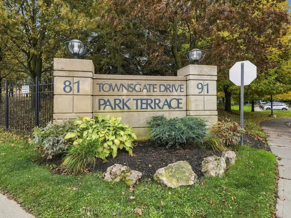 81 Townsgate Dr #211, Vaughan, ON L4J 8E6