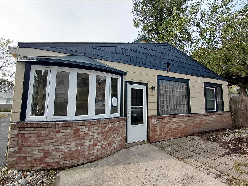 2 bed, 1.0 bath, 1898 sqft, $1,700 — Photo 1
