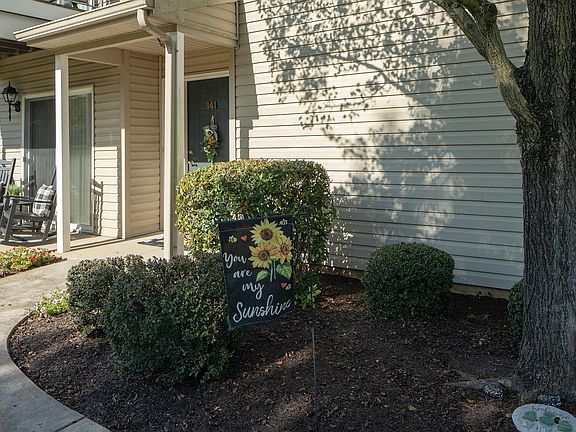 3rd image of 141 Oriole Ct