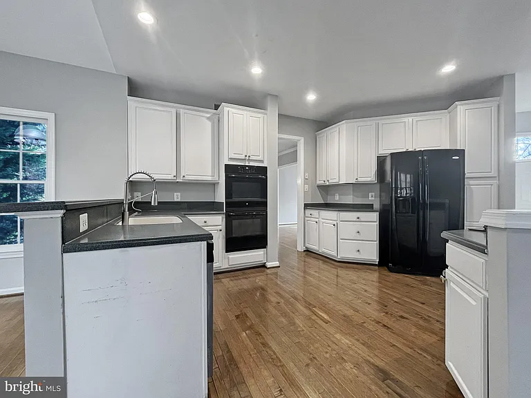 214 W Locust St — Photo 10
