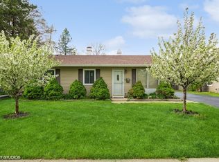 18 E Briarwood Dr, Streamwood, IL 60107