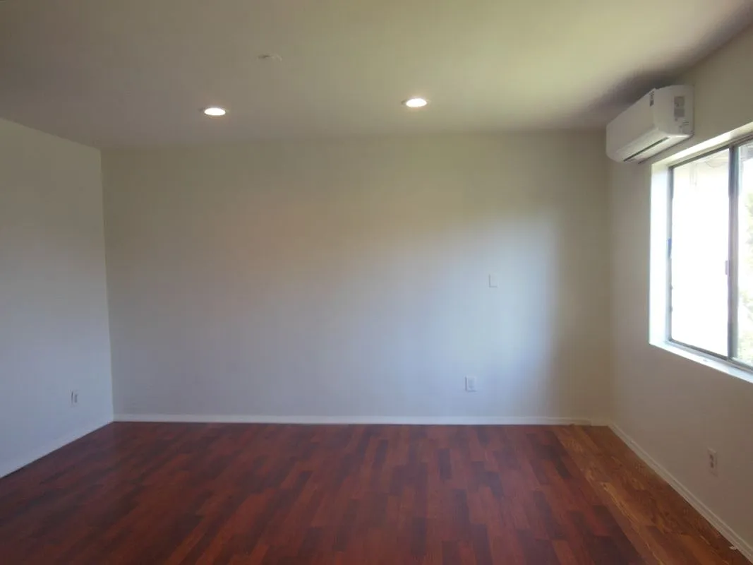2 bed, 1.0 bath, 400 sqft, $1,950 — Photo 4