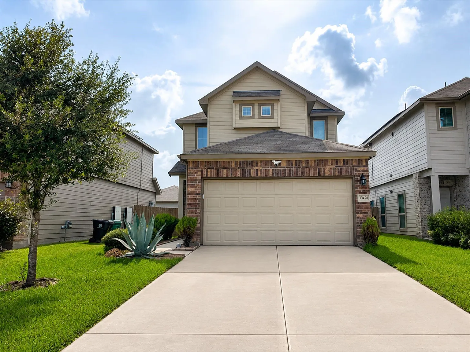 3 bed, 2.5 bath, 1656 sqft, $2,300 — Photo 1
