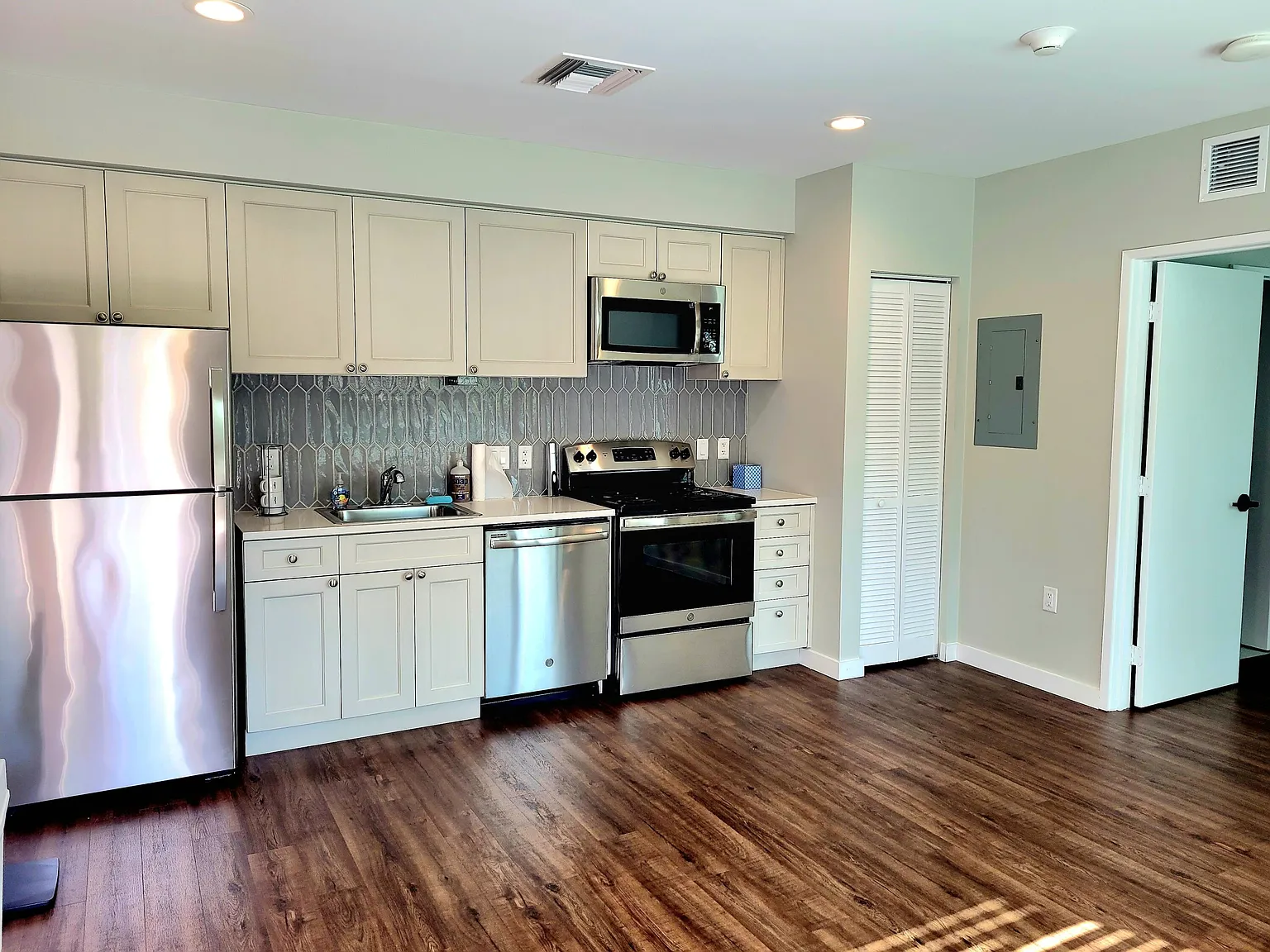 1 bed, 1.0 bath, 403 sqft, $2,000 — Photo 2