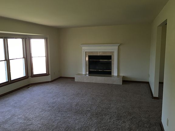 Family room w/fireplace