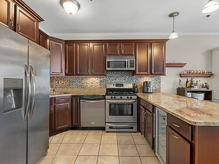 321 Monroe St #4 — Photo 6