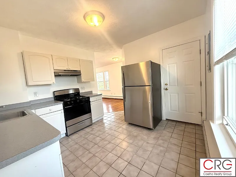 4 bed, 1.5 bath, 1400 sqft, $3,800 — Photo 3
