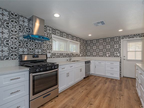 3rd image of 9891 Palmetto Ave