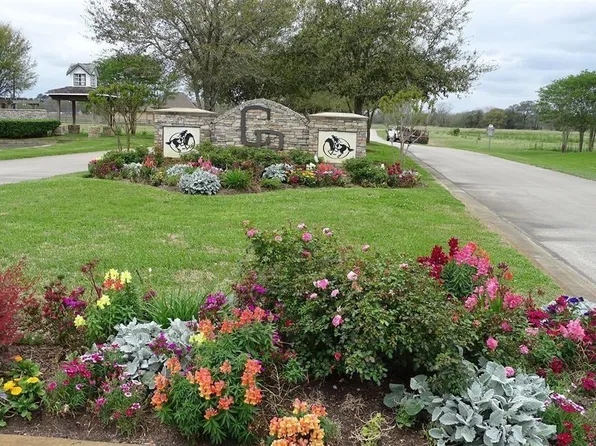 702 County Road 34, Angleton, TX 77515
