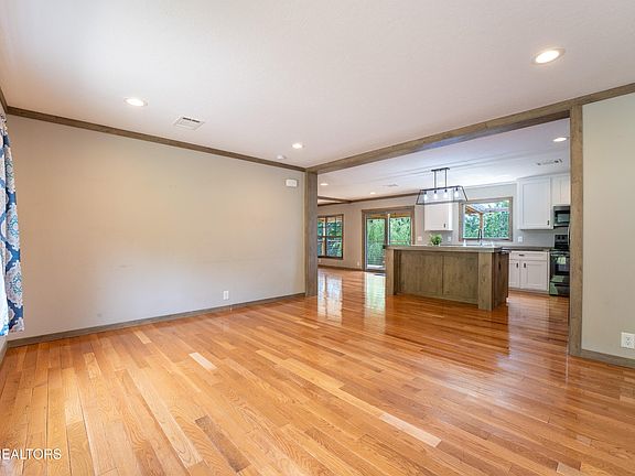 4th image of 126 Gregory Ln