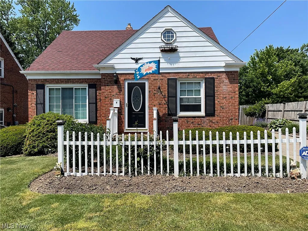 940 Richmond Rd photo 1