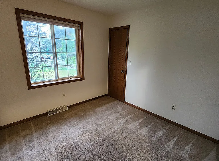 3 bedroom Ranch — Photo 15