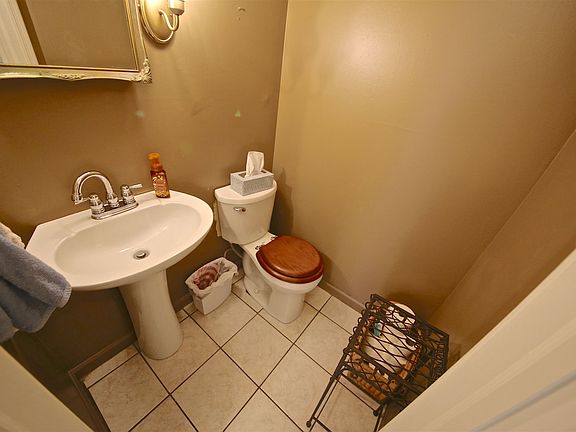 3rd image of 921 E Waterloo Dr