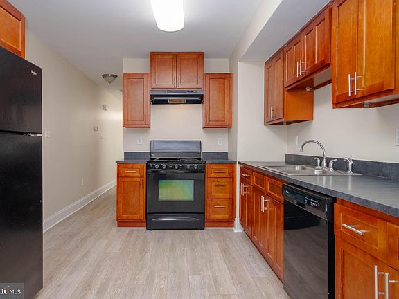 4th image of 1121 Ward St