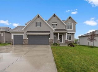 6035 Lakecrest Dr, Shawnee, KS 66218