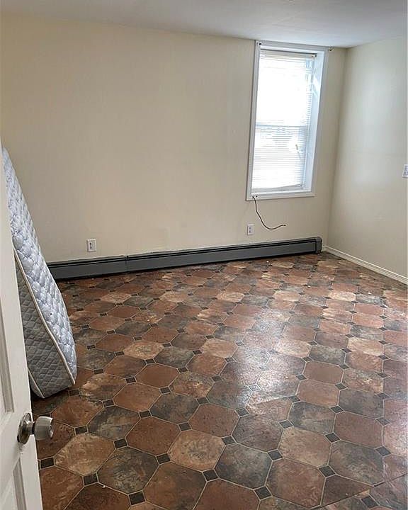 2nd image of 35 Cliff St #1
