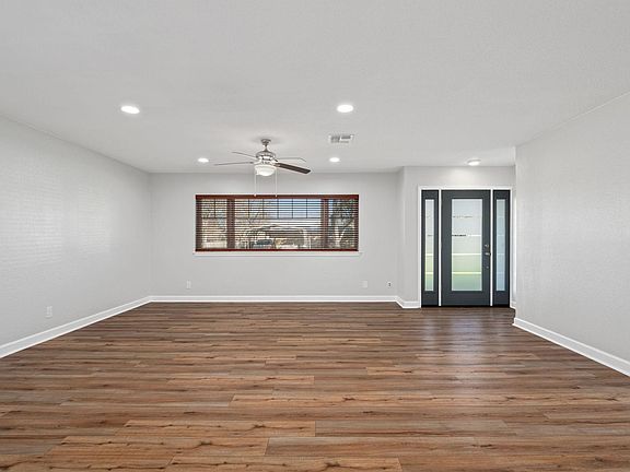 Living Room/Entry