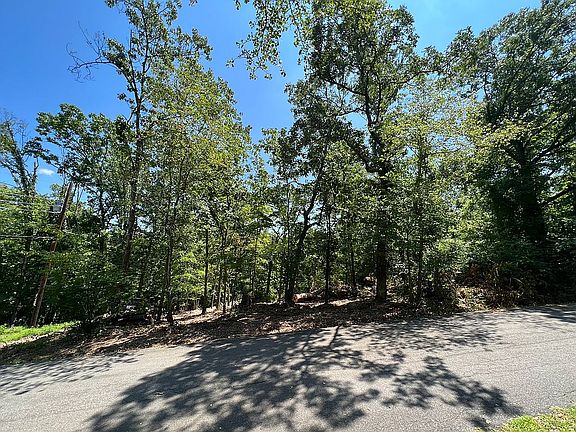 5th image of 8 Poole Cir